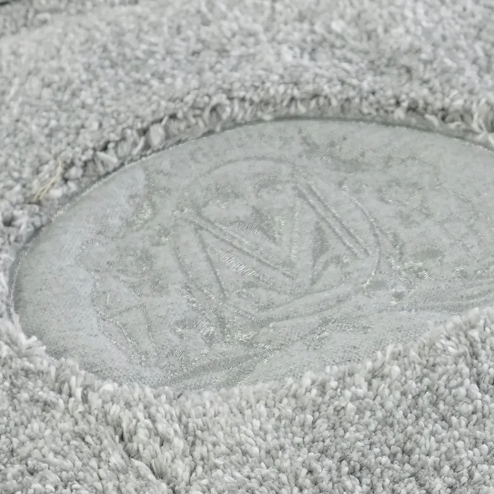 Товар: Коврик д/ванной комнаты 60х120 см., вышивка логотип MIGLIORE, серый, окантовка серебро 31913 - фото 2 Коврик д/ванной комнаты 60х120 см., вышивка логотип MIGLIORE, серый, окантовка серебро 31913 — фото 2, Коврики для ванной комнаты