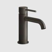 Смеситель для раковины, Gessi, 316 Flessa, тип открывания воды-однорычажный, тип регулирования воды-керамический картридж, монтаж-на раковину/столешницу, отверстия для монтажа-1, высота, мм-159, вынос излива, мм-122, тип излива-неподвижный, донный клапан-отсутствует, тип подводки-гибкая, стандарт подвода воды-3/8", цвет-Black Metal Brushed PVD арт-54002.707 — фото 1, Смесители для раковины