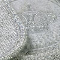 Товар: Коврик д/ванной комнаты 60х120 см., вышивка логотип КОРОНА, серый, окантовка серебро 31914 - фото 10 Коврик д/ванной комнаты 60х120 см., вышивка логотип КОРОНА, серый, окантовка серебро 31914 — фото 10, Коврики для ванной комнаты