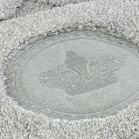 Товар: Коврик д/ванной комнаты 60х120 см., вышивка логотип КОРОНА, серый, окантовка серебро 31914 - фото 2 Коврик д/ванной комнаты 60х120 см., вышивка логотип КОРОНА, серый, окантовка серебро 31914 — фото 2, Коврики для ванной комнаты