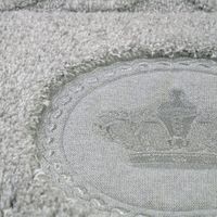 Товар: Коврик д/ванной комнаты 60х120 см., вышивка логотип КОРОНА, серый, окантовка серебро 31914 - фото 7 Коврик д/ванной комнаты 60х120 см., вышивка логотип КОРОНА, серый, окантовка серебро 31914 — фото 7, Коврики для ванной комнаты