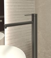 Смеситель для раковины напольный Rim , однорычажный, вороненая сталь арт-VFBF-2R1GM — фото 1, Смесители напольные