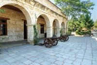 Фреска Ortograf Городской пейзаж 30929 Фактура бархат FX Флизелин (4*2,7) Бежевый/Зеленый, Город/Архитектура/Деревья арт-30929 (бархат FX) — фото 2, Фрески