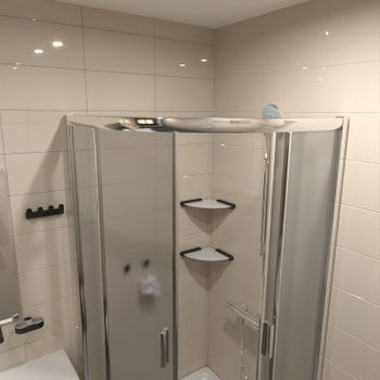 Стеклянная полка Altasan Лотос ЛТ71ЧМ угловая Черная матовая — фото 3, Полки для ванной и душа