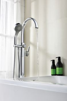 Atlantiss Смеситель для ванны, выс.монлит излив 260мм напольный лейка, р/ОД, хром, LM, LM3244C — фото 1, Лейки для душа